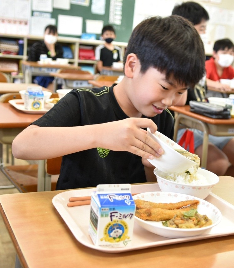7.15郷土料理の鶏ぼっかけが学校給食で登場1