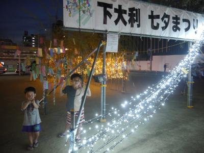 7.15西鉄下大利駅前に七夕を飾り付け