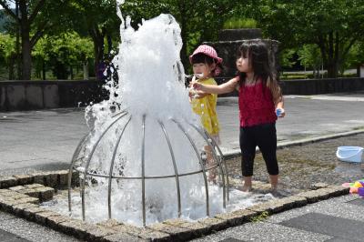 8.1.7.13梅雨明け後の夏空の下、水遊びに夢中な子どもたち