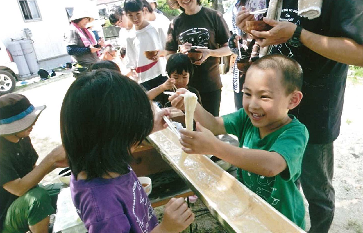 小さな森のこども園写真（そうめん流し）.jpg