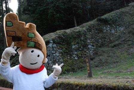 大野ジョーの写真（ここが百間石垣！僕の髪形も石垣をモチーフにしているんだじょー！)