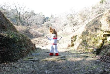 太宰府口城門に立つ大野ジョー