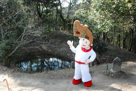 鏡池の前に立つ大野ジョー